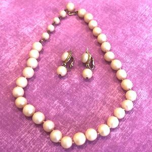 Stunning Vintage Vogue!  Off-White clip earrings necklace set